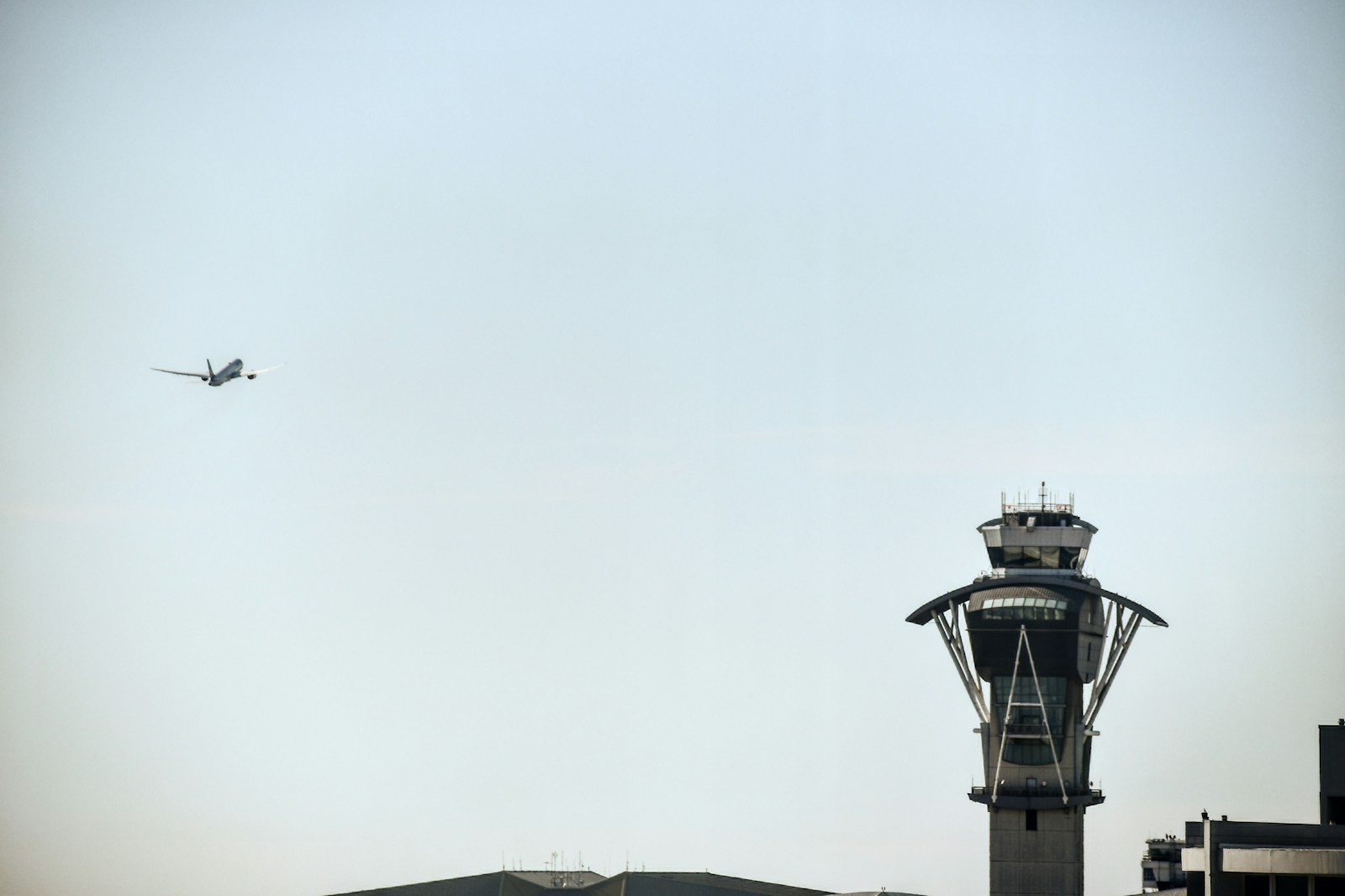 U.S. air traffic controllers urged to return to work